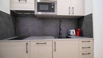 Een koelkast, een magnetron, een vaatwasser