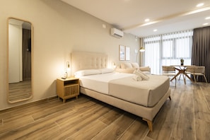 Tabla de planchar con plancha, wifi gratis, ropa de cama