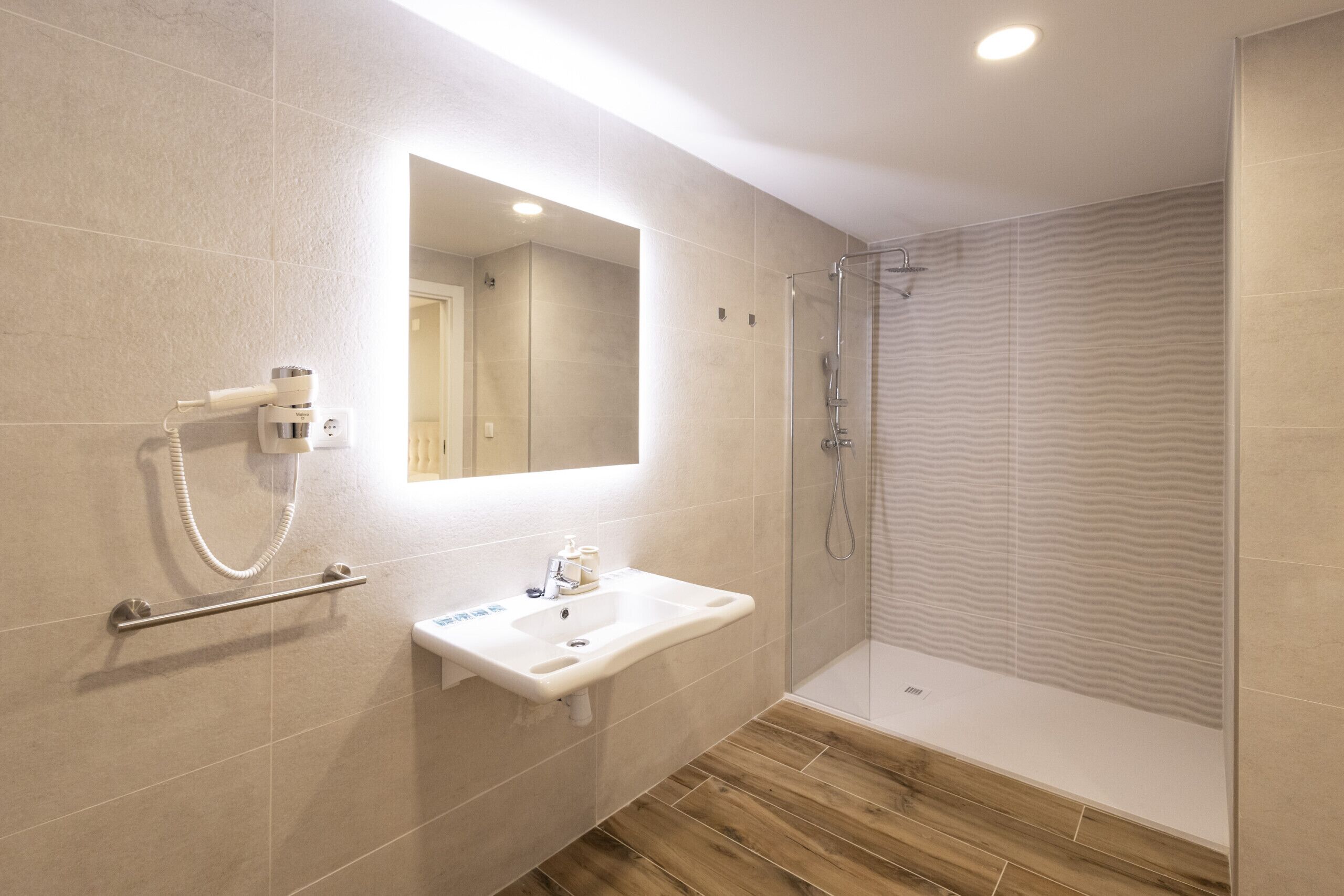 Een douche, een haardroger, handdoeken