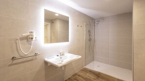 Shower, hair dryer, towels - Cortes A by Concept Flats (Valencia)
