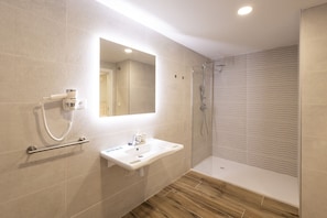 Ducha, secador de pelo y toallas