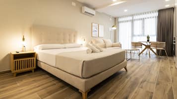 Tabla de planchar con plancha, wifi gratis y ropa de cama