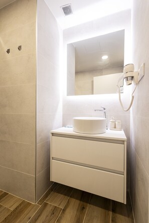 Bruser, hårtørrer, håndklæder