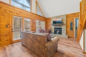 TV, fireplace, books - *Bring Pets!* Hot Tub + Fireplace* Great Location! (Sevierville)