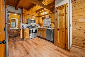 Kjøleskap, mikrobølgeovn, ovn og kokeplater