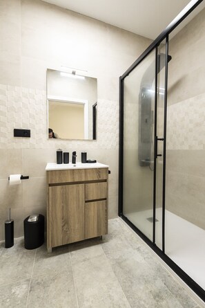 淋浴设施、吹风机、毛巾