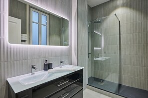 Apartment | Badezimmer | Haartrockner, Seife, Shampoo