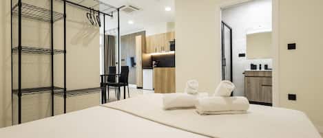 Planxa i posts de planxar, wifi gratuïta i roba de llit