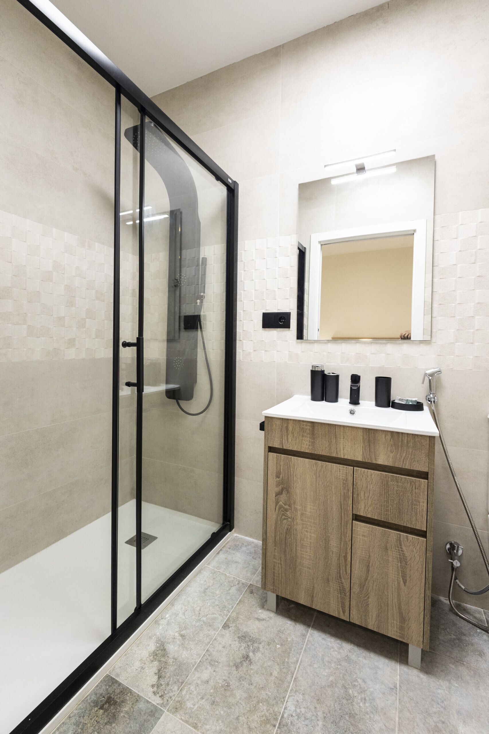 Een douche, een haardroger, handdoeken