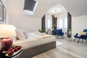 Desk, laptop workspace, blackout curtains, iron/ironing board - Hotel Sofia Wrocław by Railway Station (Wroclaw)