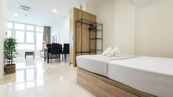 Tabla de planchar con plancha, wifi gratis y ropa de cama