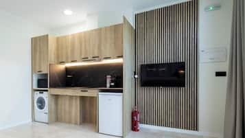 Refrigerador, microondas, cafetera y tetera y tostadora