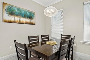 Dining - Spacious 4-bed, 3-bath Beach House Sleeps 12 for the Perfect Getaway (Panama City Beach)