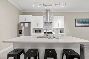 럭셔리 하우스, 침대(여러 개), 수영장 이용, 수영장 전망 (3919 Ocean View Dr Unit C) | 전용 주방 | 냉장고, 전자레인지, 오븐, 쿡탑