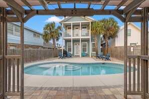 Outdoor pool - Spacious 4-bed, 3-bath Beach House Sleeps 12 for the Perfect Getaway (Panama City Beach)