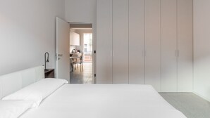 Ein Schlafzimmer mit einem Bett, einem Schreibtisch und einem Kleiderschrank.