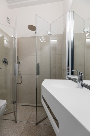 Shower, hair dryer, bidet, towels - White Daisy Apartment by Wonderful Italy (Bologna)