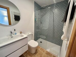 Haartrockner, Handtücher, Toilettenpapier