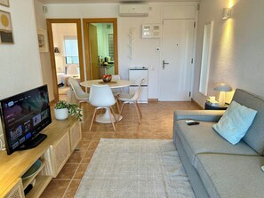Smart TV, fireplace