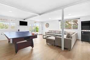 Een televisie, een open haard, videogames en een tafeltennistafel