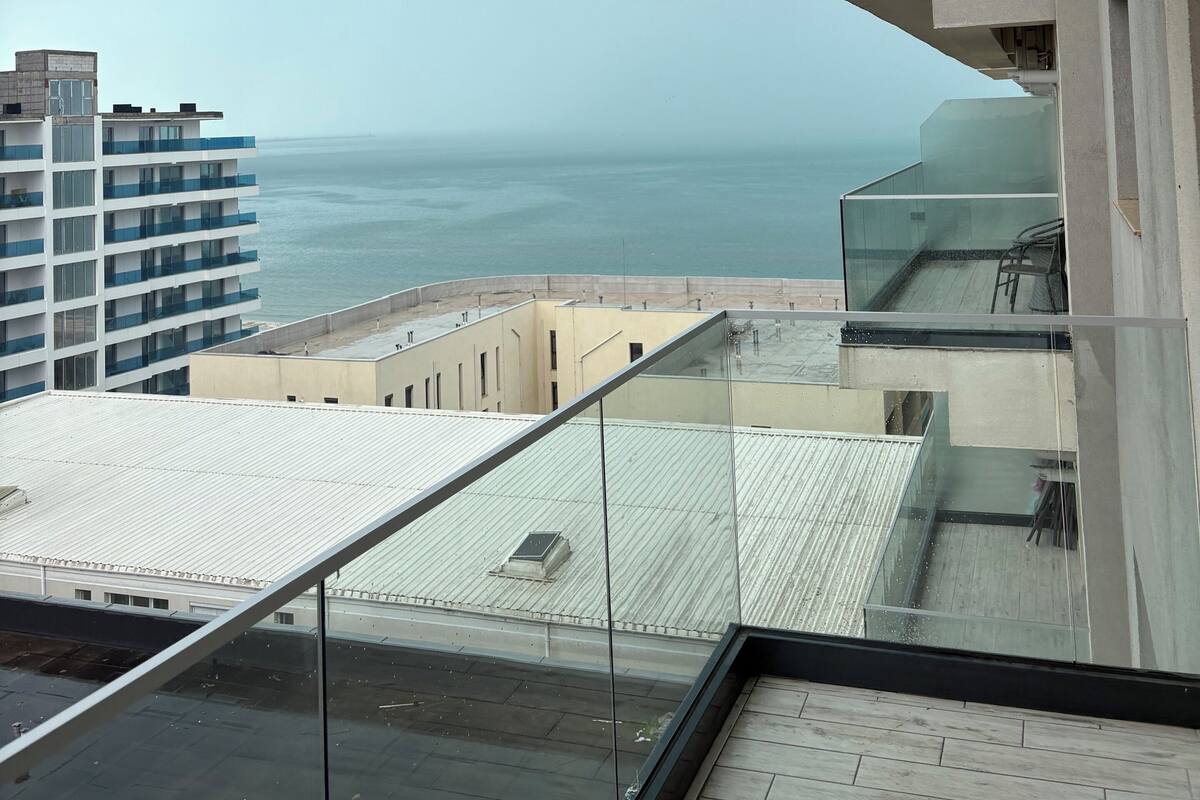 A high-rise building with a view of the ocean.