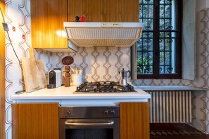 Een koelkast, een magnetron, een oven, een vaatwasser