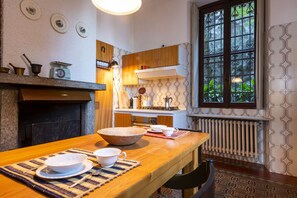 Een koelkast, een magnetron, een oven, een vaatwasser