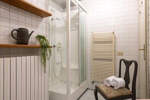Dusche, Haartrockner, Handtücher