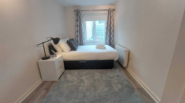 2 bedrooms, iron/ironing board, internet, bed sheets