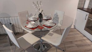 Dining - Modern 2BD @ Trinity College & Temple Bar (Dublin)