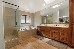 Douche, baignoire Ă jets, serviettes fournies