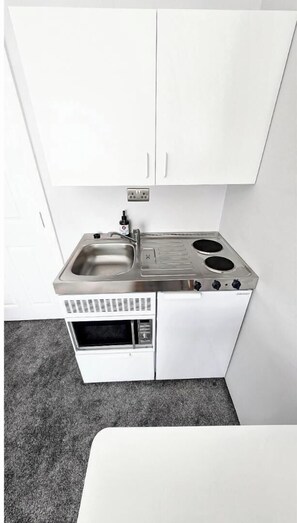 Fridge, microwave, stovetop, cookware/dishes/utensils