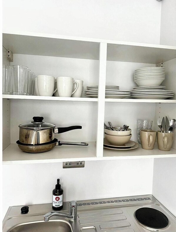 Kühlschrank, Mikrowelle, Herdplatte, Kochgeschirr/Geschirr/Besteck