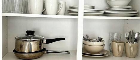 Kylskåp, mikrovågsugn, spishäll och grytor/köksredskap