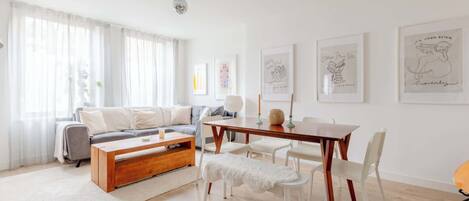 Televisio, videopelejä, työhuone