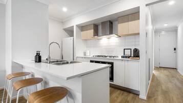 Geladeira, micro-ondas, fogão, cooktop