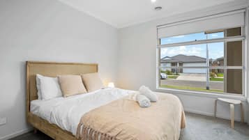 3 bedrooms, iron/ironing board, WiFi, bed sheets