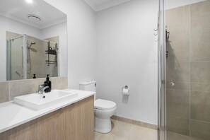 Douche, sèche-cheveux, serviettes fournies, shampoing