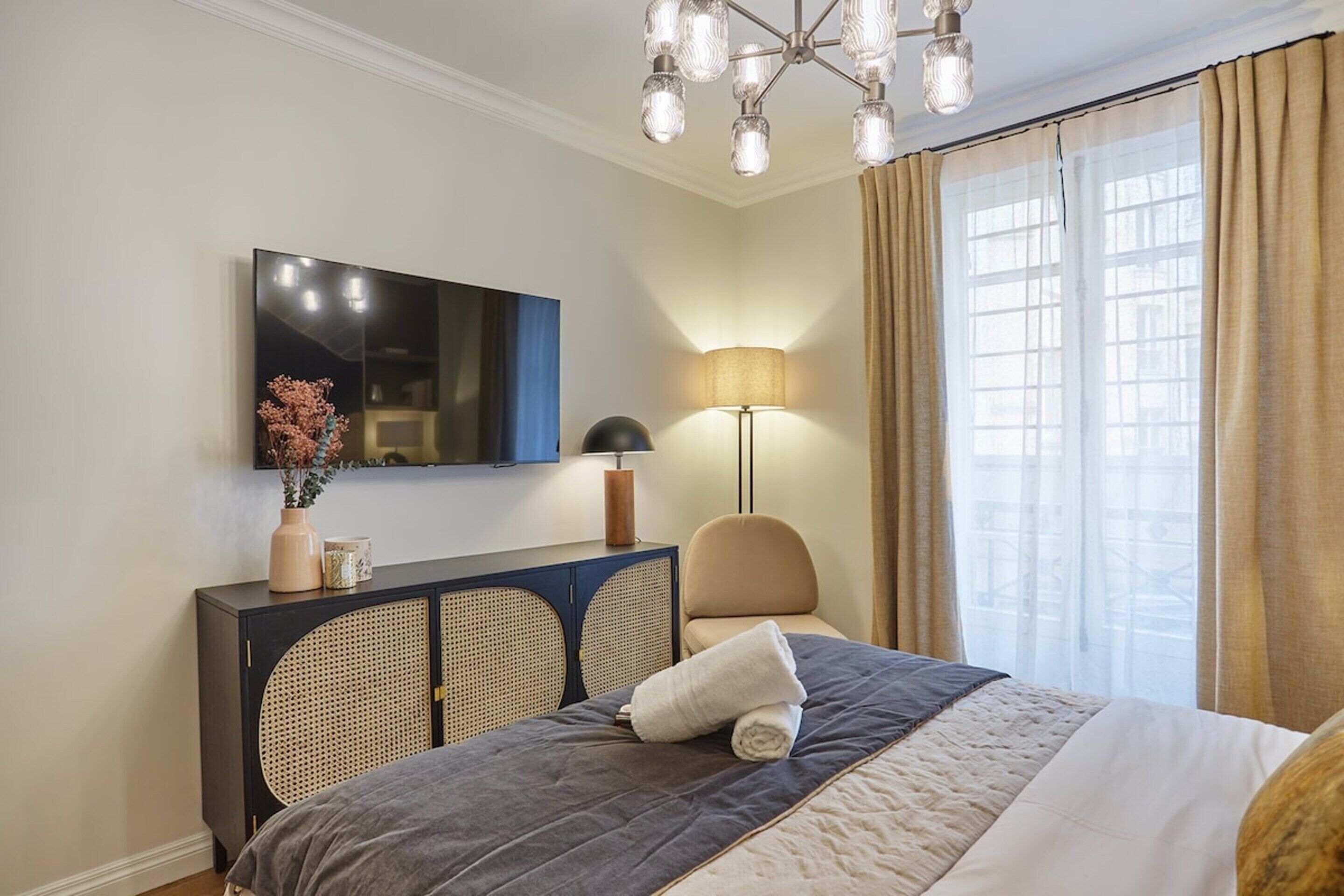 Apartamento | Espacio para trabajar con un portátil y tabla de planchar con plancha