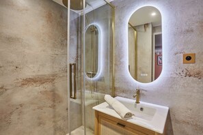 Shower, hair dryer, towels