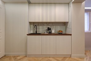 Jääkaappi, mikroaaltouuni, liesi, kahvin-/teenkeitin