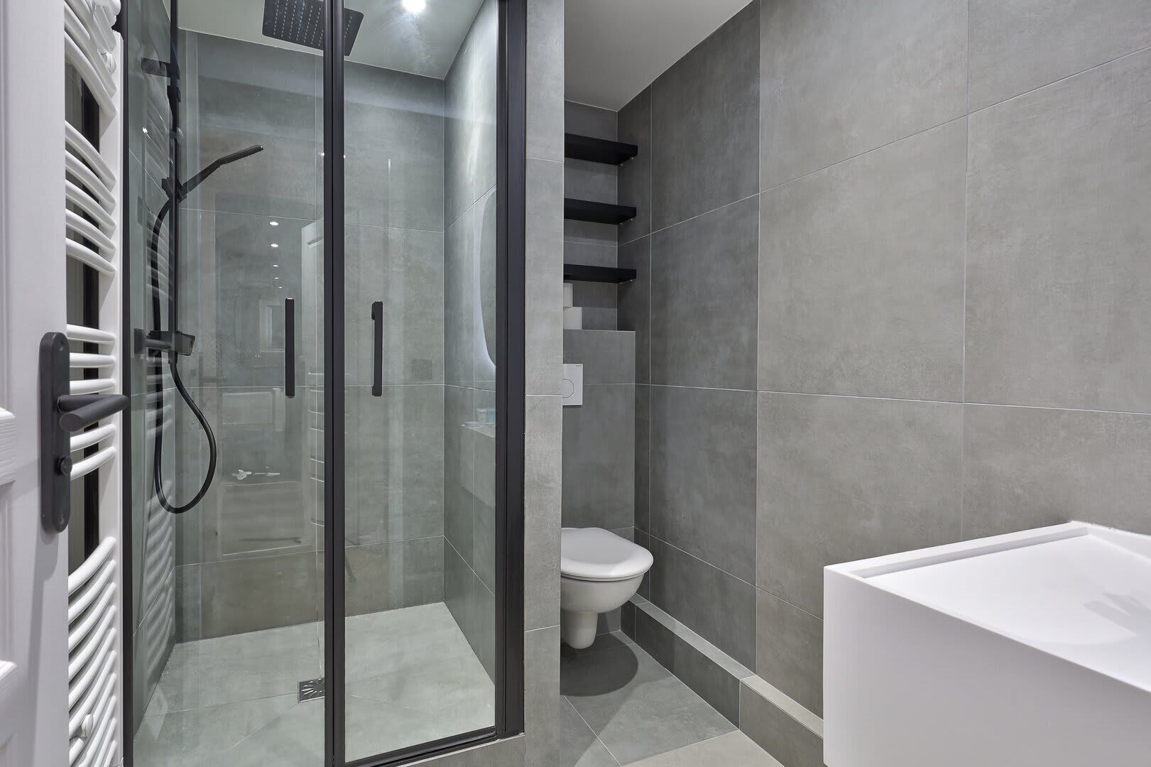 Douche, séchoir à cheveux, serviettes fournies, shampooing