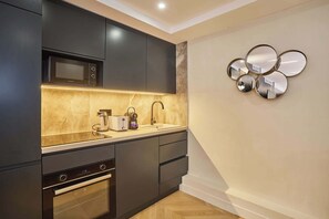 Een koelkast, een magnetron, een oven, een kookplaat