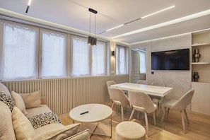 Smart TV, offices - Sublime AC Apartment  Eiffel Tower Champs de Mars (Paris)