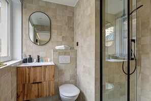 Shower, hair dryer, towels, shampoo - Sublime AC Apartment  Eiffel Tower Champs de Mars (Paris)