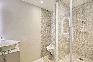 Dusche, Haartrockner, Handtücher, Shampoo