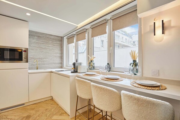 Fridge, microwave, stovetop, coffee/tea maker - Superb AC Apartment Champs de Mars Eiffel Tower (Paris)