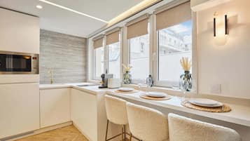 Refrigerador, microondas, parrilla de estufa y cafetera y tetera