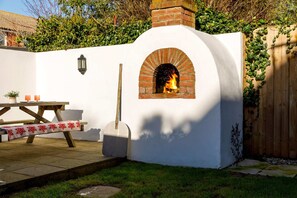 Apartment | 4 bedrooms, Internet - Beautifully Refurbished 4-bed Beachside Retreat (Chichester)