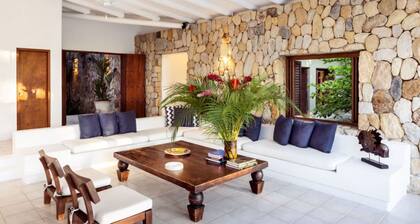 w Spacious 5BR Villa at Mesa de Yeguas